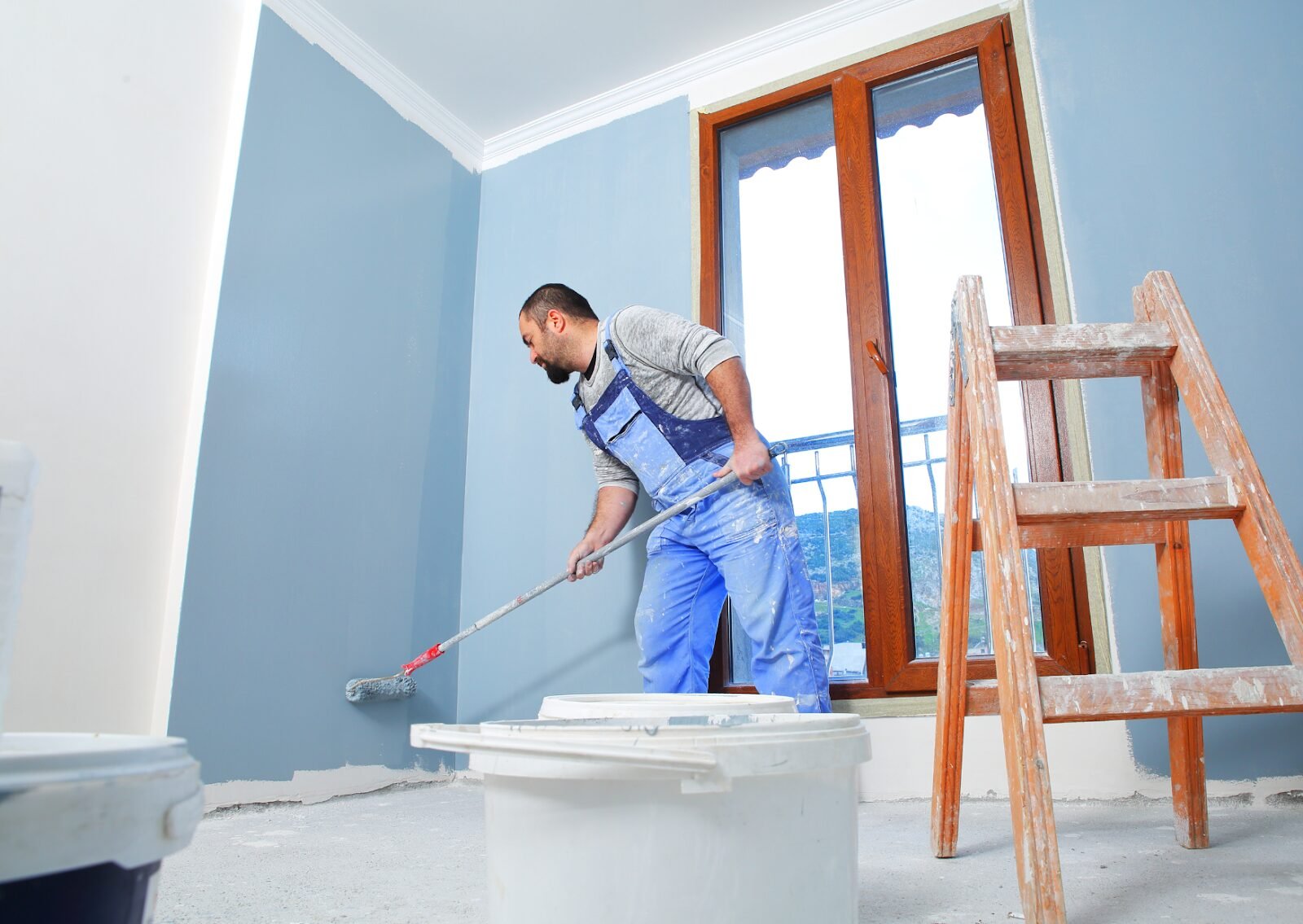 صباغ في دبي